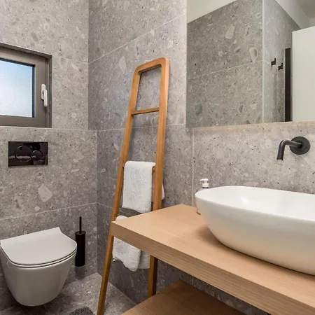 Awesome Apartment In Omisalj Appartamento *