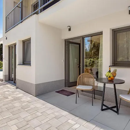 Awesome Apartment In Omisalj Appartamento *