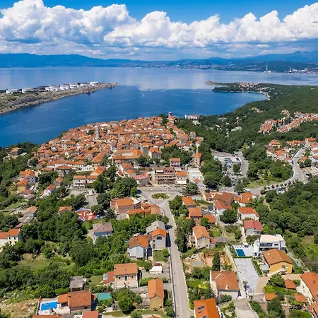 Cozy Apartment In Omisalj Apartamento